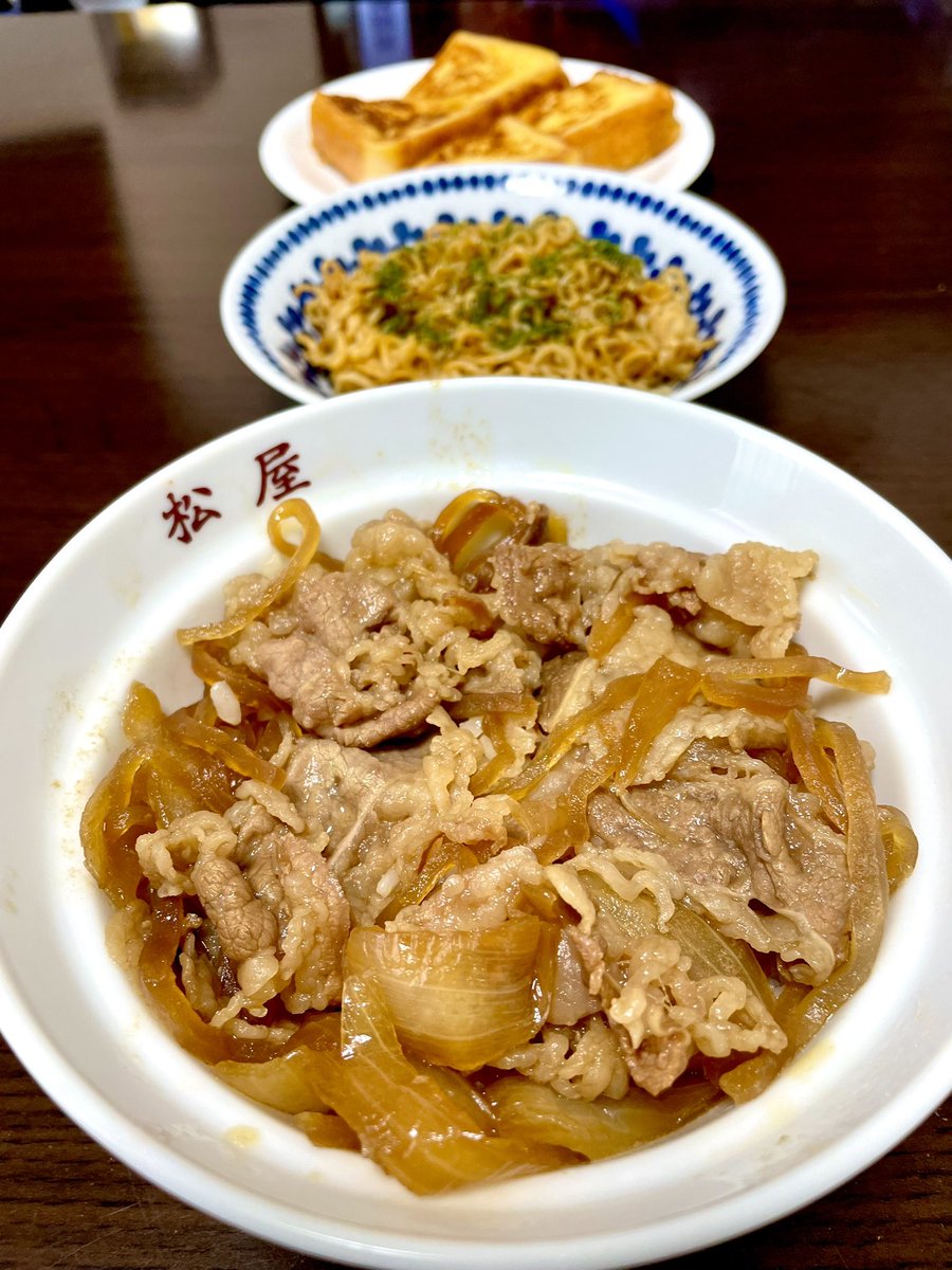 朝牛丼❣️日清焼きそば❣️❣️ふぅ❣️タヌキはフレンチトースト❣️疲れました❣️💦いただきます❣️