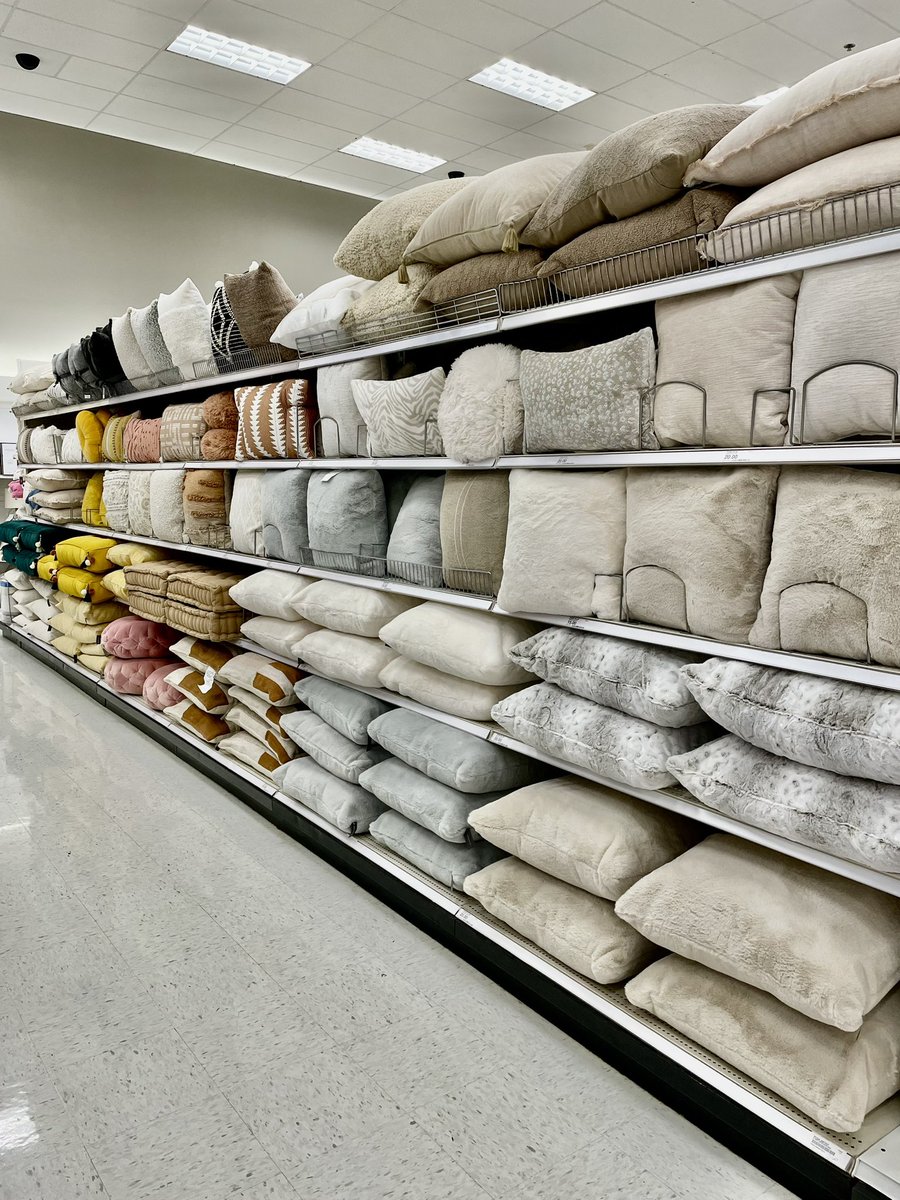 Specialty0927's tweet photo. HUGE shoutout to my VM Alma for all of her hard work in home today! Shouting value to get ready for Back to College! @AmandaSully01 #ProudETL #DrivingSales #Home #VisualStandards #Merchandising https://t.co/Vbx46GMtDW