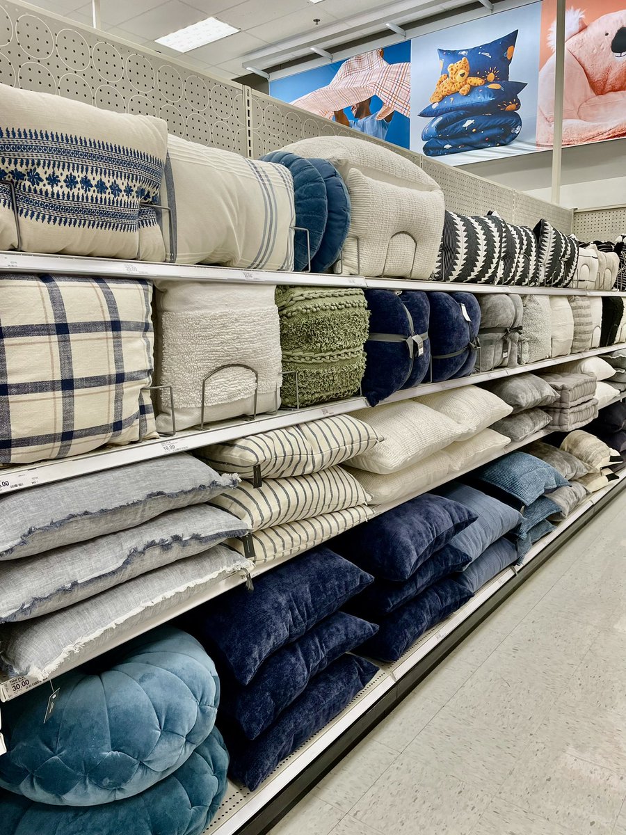 Specialty0927's tweet photo. HUGE shoutout to my VM Alma for all of her hard work in home today! Shouting value to get ready for Back to College! @AmandaSully01 #ProudETL #DrivingSales #Home #VisualStandards #Merchandising https://t.co/Vbx46GMtDW