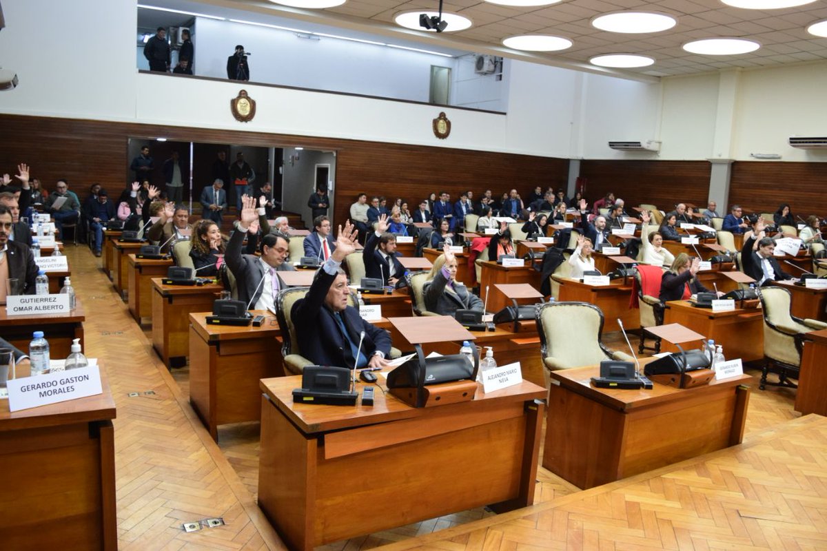 ConvencionConst's tweet photo. La Convención Constituyente realiza su Primera Sesión Ordinaria 

En un trabajo arduo que nos involucra a todos, se trataron los nuevos artículos de la Constitución Provincial. Los convencionales  fundamentamentaron los despachos de mayoría y minoría, https://t.co/XVWxWvnV1X
