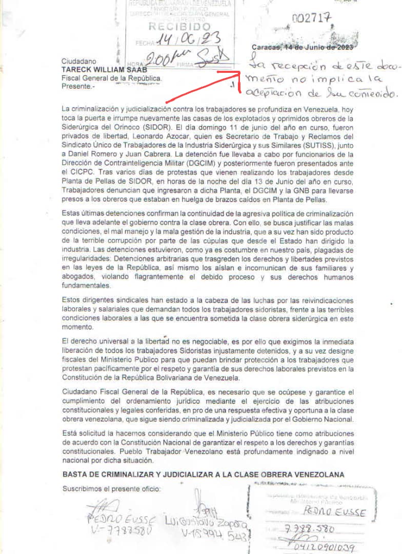 EXIGENCIA | 📸 | #14Junio | Organizaciones sindicales, activistas y ONG de DDHH exigieron frente a la fiscalía #LiberenALosSidoristas. 
Entregaron un documento dirigido a @TarekWiliamSaab. No querían recibirlo por su contenido. Vean lo que colocaron luego de 4 horas de protesta.