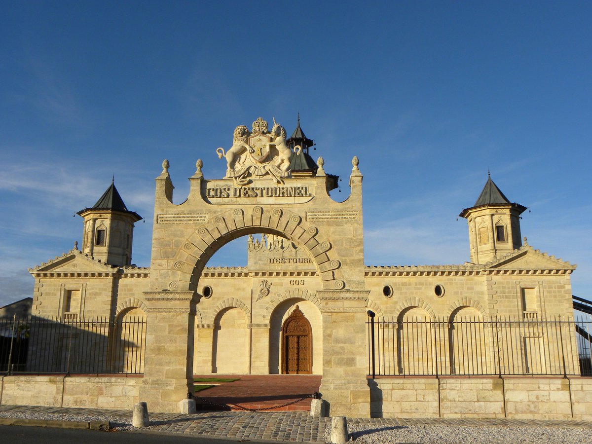 WAAAweb3's tweet image. Château Cos d&apos;Estournel (Left Bank of Bordeaux) 2022 vintage En Primeur Release are priced at about £186 per bottle, which is about +30% higher than the 2021 vintage at £143 per bottle
#wine #hkwine #852web3 #FineWine #wineinvestment