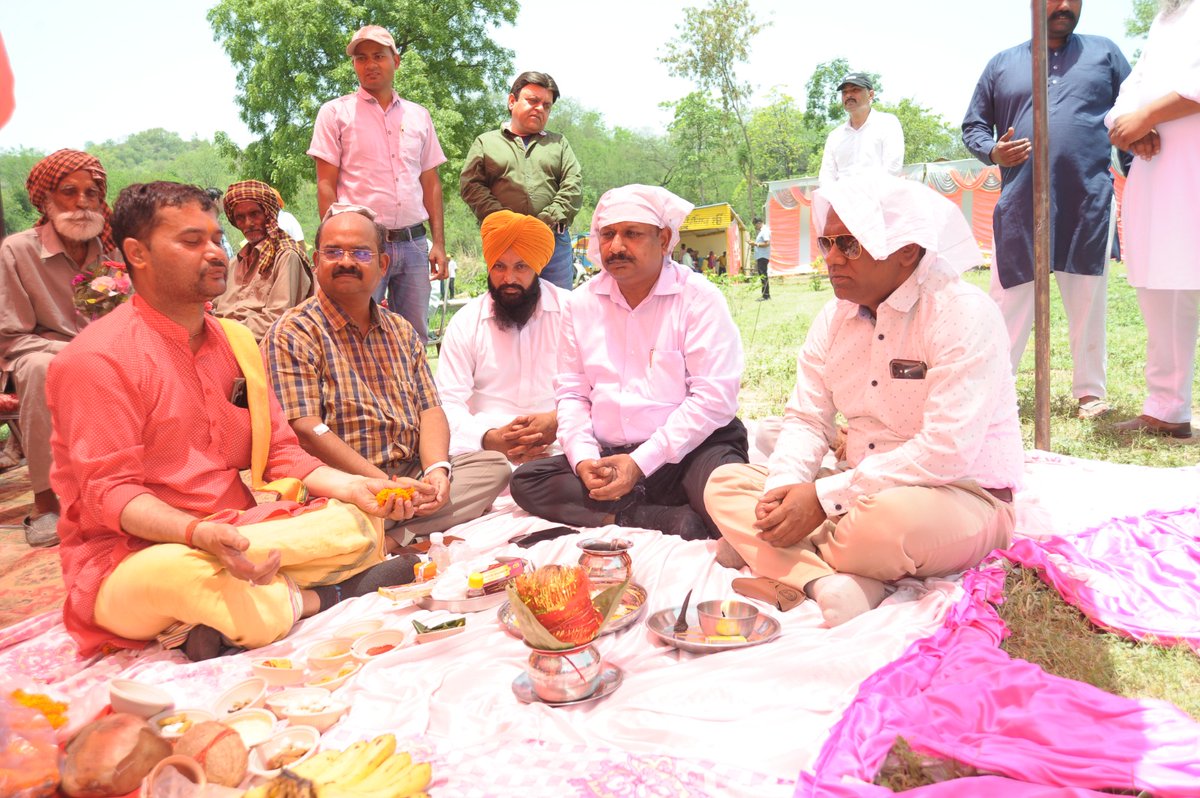 BSNL_PB's tweet photo. #BSNL Foundation stone laying  puja of 1st 4G Saturation Site  was done today by CGMT Punjab Sh. Ajay Kumar Kararha at CHOTI PARACH in Mohali area of Chandigarh. It was attended by GMT CHD BA, Sarpanch of Choti Parach, all Vertical Heads, villagers and other BSNL officers. https://t.co/byBbQ0Dh1p