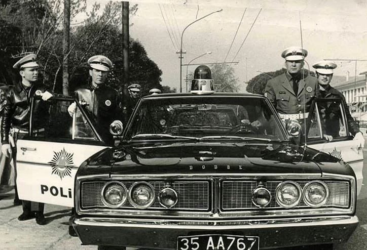 Asayişi sağlarken asaletten taviz vermeyiz... 

Not: Film afişi değildir😎

📅 1960'lı yıllar

📍Konak | İzmir

#tbt
#tarihtepolis