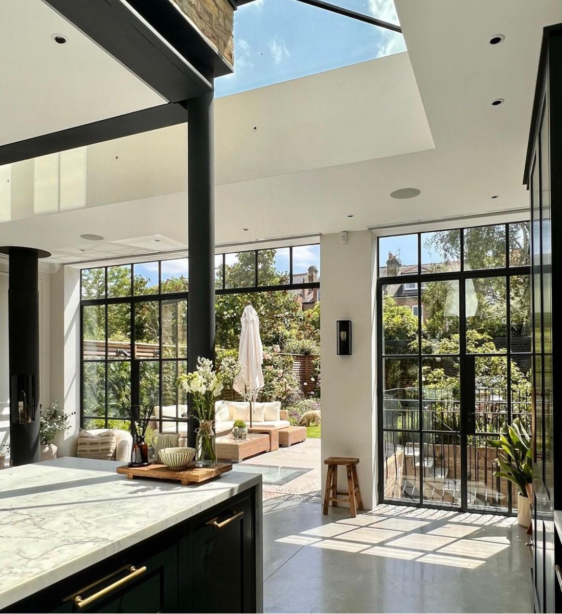 B R I G H T

From the way the roof light wraps around to really accentuate the division between old and new to the industrial crittall doors which bring in further expanses of light & characterful patterns of shadows this kitchen design is objectively THE DREAM.

📸hemptonhouse