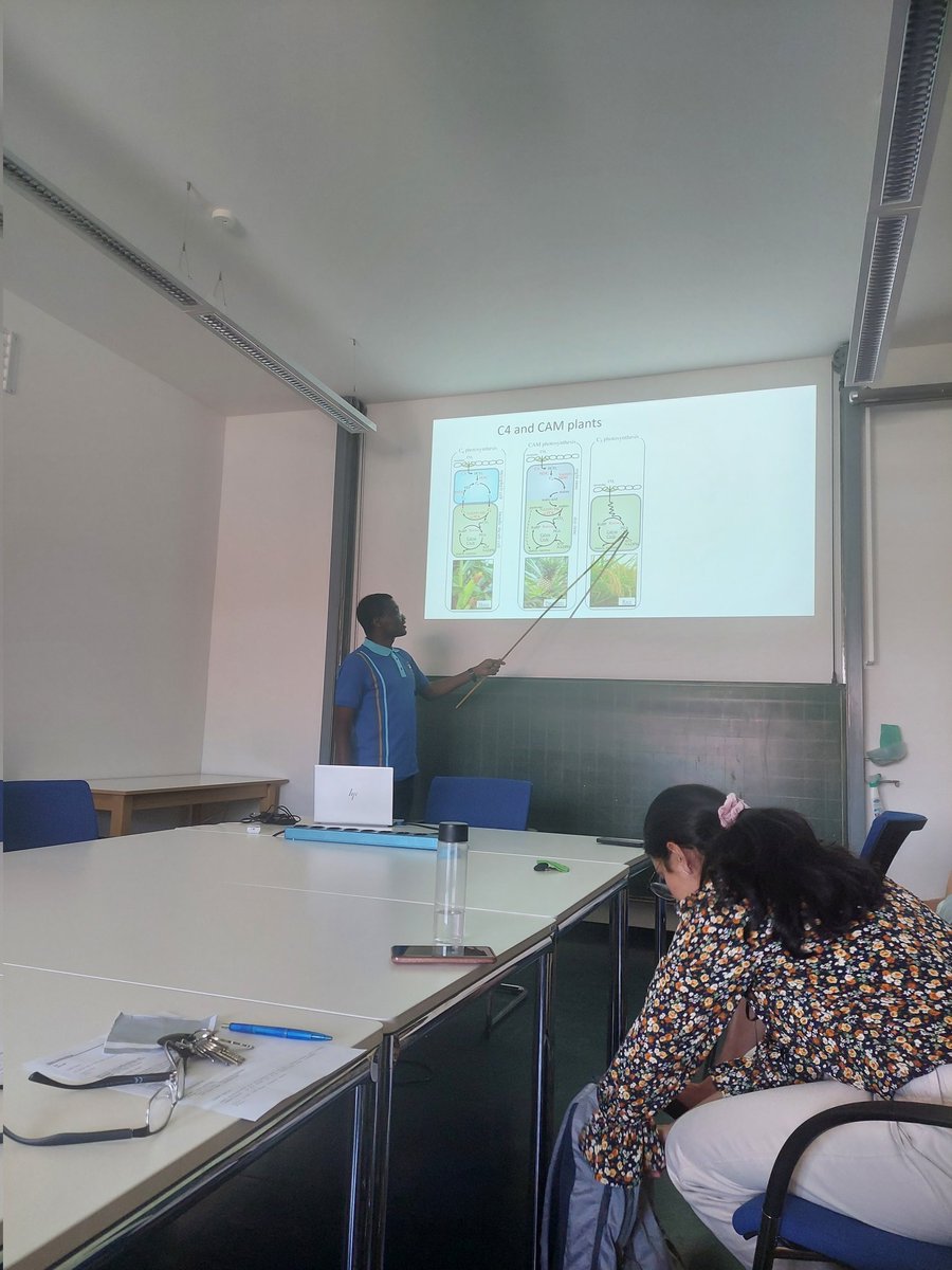Very happy to spread the word about Portulacas to <a href="/LMU_Muenchen/">Universität München</a> on the kind invitation of <a href="/siadjeu2012/">Christian Siadjeu</a> and Prof Gudrun Kadereit. It was lovely to meet you and the group! I really enjoyed our discussion 🌱 looking forward to other opportunities to see this amazing Bot Garden😍