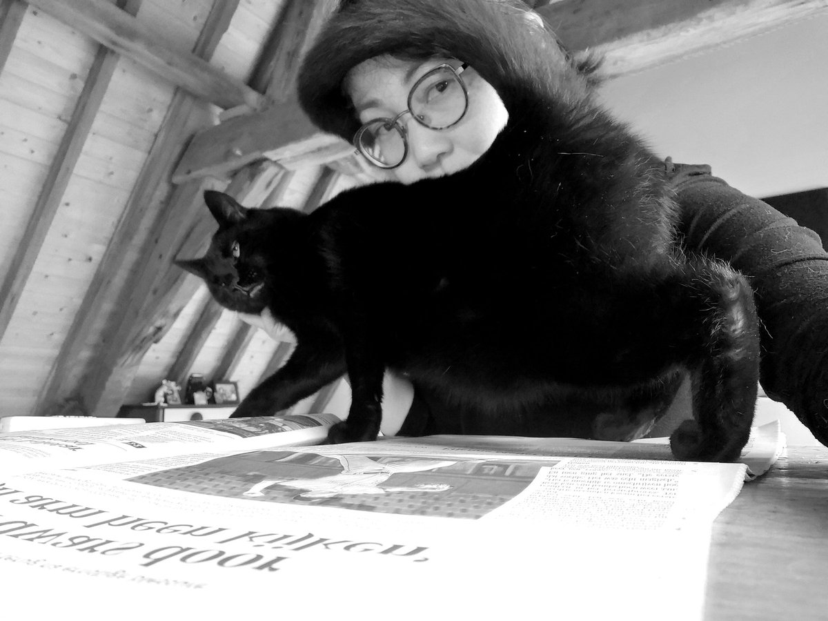 #ThrowbackThursday... I wish it was weekend already. I love disrupting Staff in her reading the newspaper. ~Allan Poes
#CatsOfTwitter #cats #panfursquad #blackcats