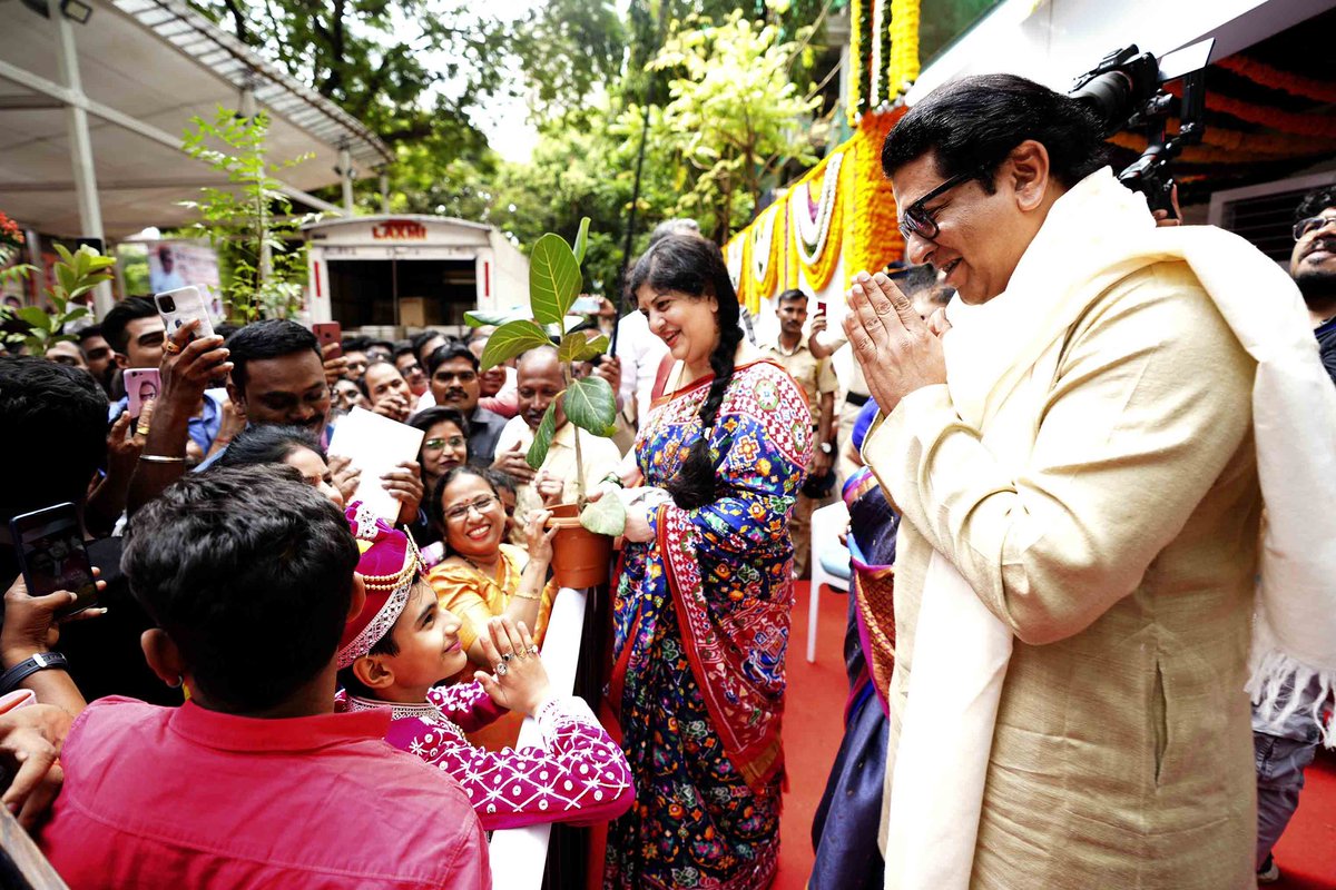 RajThackeray's tweet photo. सस्नेह जय महाराष्ट्र, 
काल वाढदिवसाच्या दिवशी हजारोंच्या संख्येने माझे महाराष्ट्र सैनिक, मला भेटायला, शुभेच्छा द्यायला शिवतीर्थावर आले. प्रत्येकाशी बोलण्याची इच्छा असली तरी ते शक्य नव्हतं, पण प्रत्येकाशी नजरानजर तरी झाली. माझ्या महाराष्ट्र सैनिकांशी झालेली नजरभेट सुद्धा खूप उत्साह आणि आनंद देणारी होती. 
ह्याशिवाय महाराष्ट्राच्या कानाकोपऱ्यातून फोन, एसएमएस, आणि समाजमाध्यमांतून शब्दशः शुभेच्छांचा वर्षाव सुरु होता, ह्या सगळ्या शुभेच्छांसाठी मी अत्यंत ऋणी आहे. 
विशेषतः ट्विटरवर अनेक मान्यवरांनी शुभेच्छा दिल्या, त्या माझ्यापर्यंत पोहचल्या आणि मी त्या सर्वांचे मनापासून आभार मानतो. वाढदिवस हा सोहळा न होता तो लोकोपयोगी व्हावा ह्या उद्देशाने वाढदिवसाला भेटवस्तू आणि मिठाईच्या ऐवजी शालेय साहित्य आणि रोपं आणा असं सुचवलं होतं, ज्याला महाराष्ट्र सैनिकांनी उत्तम प्रतिसाद दिला, ह्याबद्दल धन्यवाद. वाढदिवसाचे सोहळे हे असेच साजरे व्हायला हवेत. 
पुन्हा एकदा तुम्हा सर्वांना मनापासून धन्यवाद. 

आपला 

राज ठाकरे