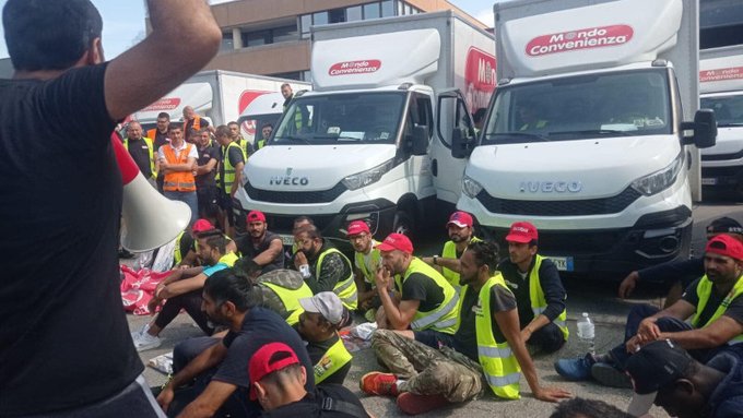 İtalya'nın Floransa bölgesi Campi Bisenzio şehrinde Mondo Convenienza isimli büyük mobilya şirketine bağlı R12 taşeron firmasında işçiler, şoförler ve taşımacıların grevi sürüyor. Grevin yedinci gününde polisler grev alanını zorla dağıtmaya çalıştı ve işçilere coplarla saldırdı.