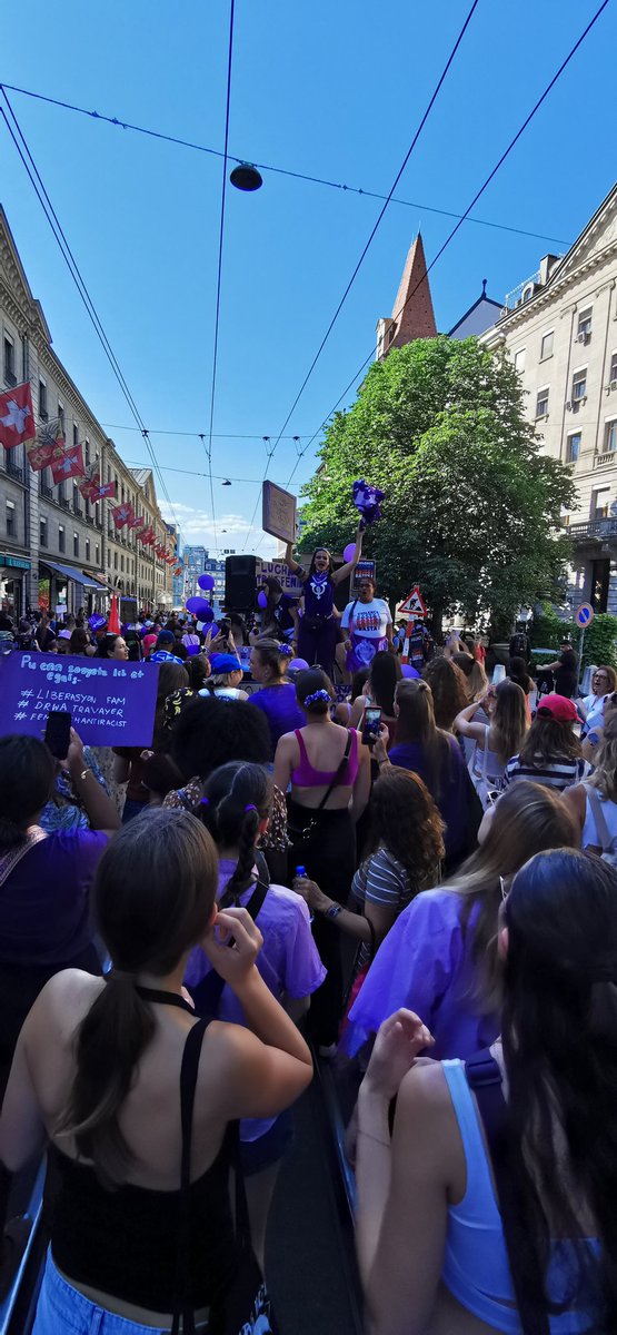 💜Merci, merci et encore merci💜
Hier, nous nous sommes senties plus que jamais accompagnées dans notre lutte quotidienne.
Cela nous a donné plus d’élan pour aller de l’avant! Allez camarades, la lutte continue! 💪🔥⚧
#14Juin2023 #FéminismeInternational #grevefeministe #Genève