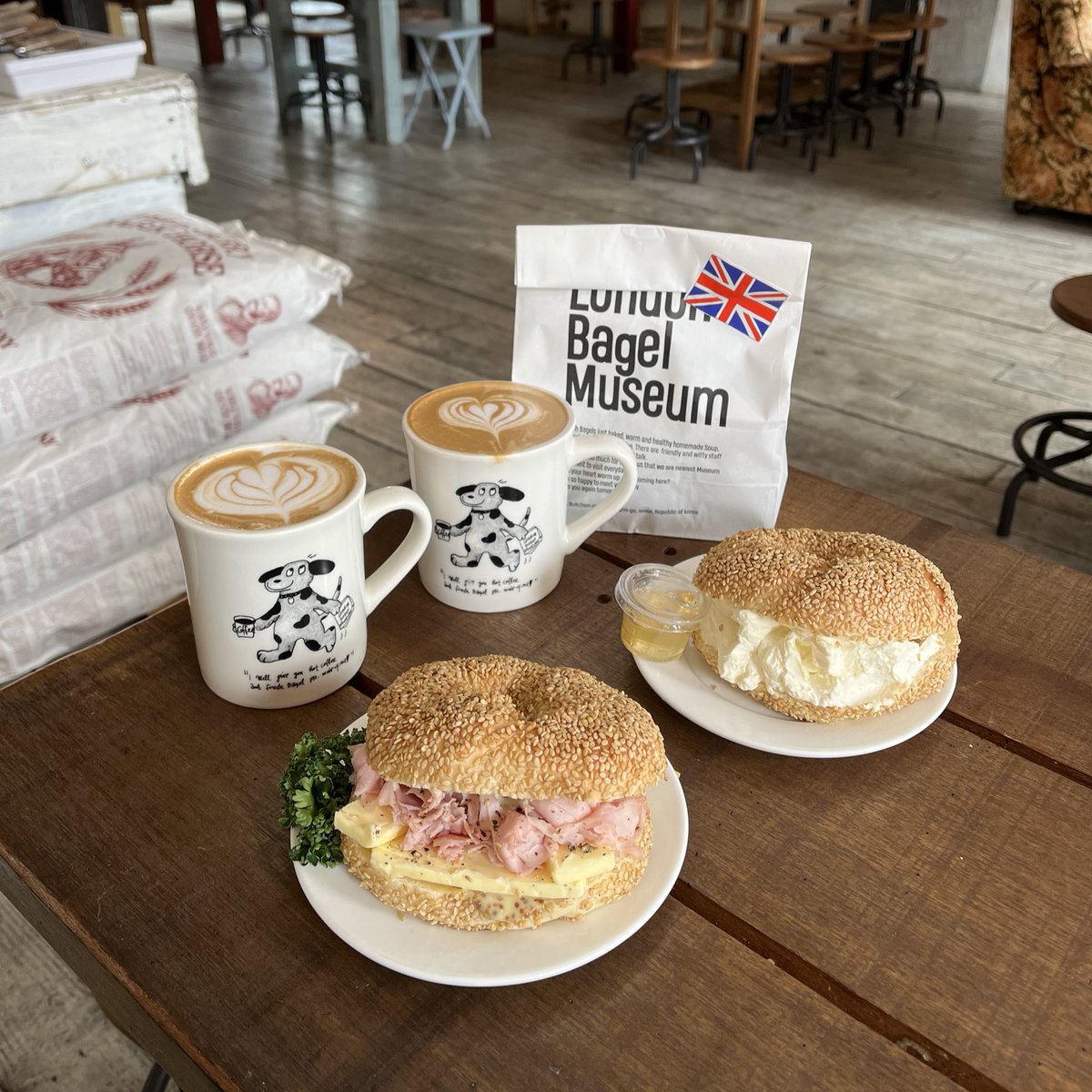 dxxsimu's tweet photo. 🏷️ LONDON BAGEL MUSEUM
２時間待ったけど待った甲斐があった🥯
全部がお洒落すぎて
ベーグル美味しすぎた🤍🇬🇧 https://t.co/ckVWlWssvH