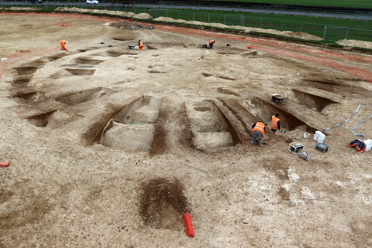 If you're as blown away by the Netherhampton #BronzeAge barrow cemetery as we are, come to our next #webinar, Wednesday 19th July at 7.15pm, where the team will explain the site and what we know so far. Register here: eventbrite.co.uk/e/uncovering-a… #Archaeology #ArchaeologyForAll