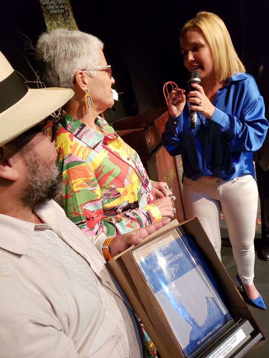 Vivian Mtnez Tabares recibe en Caracas, en medio del Festival de Teatro Progresista, el Premio Rafael Briceño otorgado a la revista "Conjunto" de la <a href="/CasAmericas/">Casa de las Américas</a>. Es un reconocimiento a la tenacidad, el rigor y el talento. ¡Felicidades, querida Vivian! #NuestraAmérica