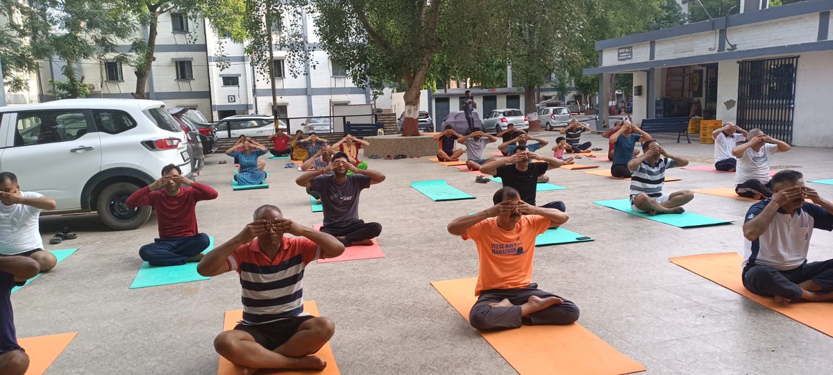 yb_delhincr's tweet photo. आज #vdfg और पतंजलि युवा भारत दिल्ली एनसीआर द्वारा नारायणा विहार नेवी कैंपस मैं एक योग शिविर आयोजित हुआ जिसमें बुद्धाराम जी व चारु गुप्ता जी ने #IDY2023 की तैयारियों हेतु निःशुल्क प्रोटोकॉल अभ्यास सत्र करवाया,आप दोनों को इस प्रयास के लिए हार्दिक धन्यवाद
@yogrishiramdev
#PMOIndia https://t.co/ioy0JYPWRY