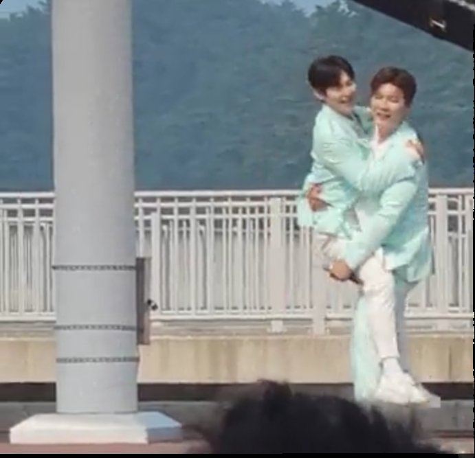 #진해성    진욱과  다정한  포옹 ㅋㅋㅋ
x.com/_uk1993/status…