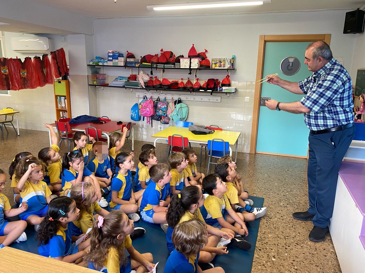 BAI_FDN's tweet photo. 5 años A trabajamos nuestra U.D “China”, por eso ha venido el  instituto Confucio de la universidad de Valencia a visitarnos. @ConfucioUV 
Hemos aprendido muchas curiosidades sobre China y hemos hecho un par de actividades.
Ya estamos preparados para celebrar el año nuevo Chino https://t.co/Vi4E5HzCNu