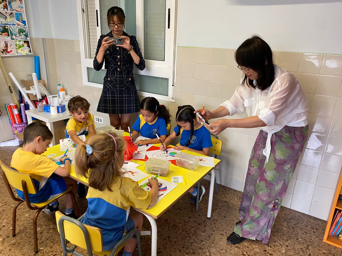 BAI_FDN's tweet photo. 5 años A trabajamos nuestra U.D “China”, por eso ha venido el  instituto Confucio de la universidad de Valencia a visitarnos. @ConfucioUV 
Hemos aprendido muchas curiosidades sobre China y hemos hecho un par de actividades.
Ya estamos preparados para celebrar el año nuevo Chino https://t.co/Vi4E5HzCNu
