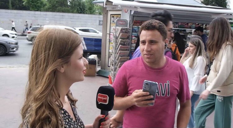 Son dakika;

Sokak röportajında Asgari ücretli ölsün.

25 bin TL kazanıyorum.

Bu ülkede şeriat eksik diyen şahsın Suriyeli değil, Şanlıurfa Viranşehir nüfusuna kayıtlı bir TÜRK Olduğu röportajı para karşılığı yaptığı ortaya çıktı.

Özellikle şivesinden dolayı tercih edildiği ve