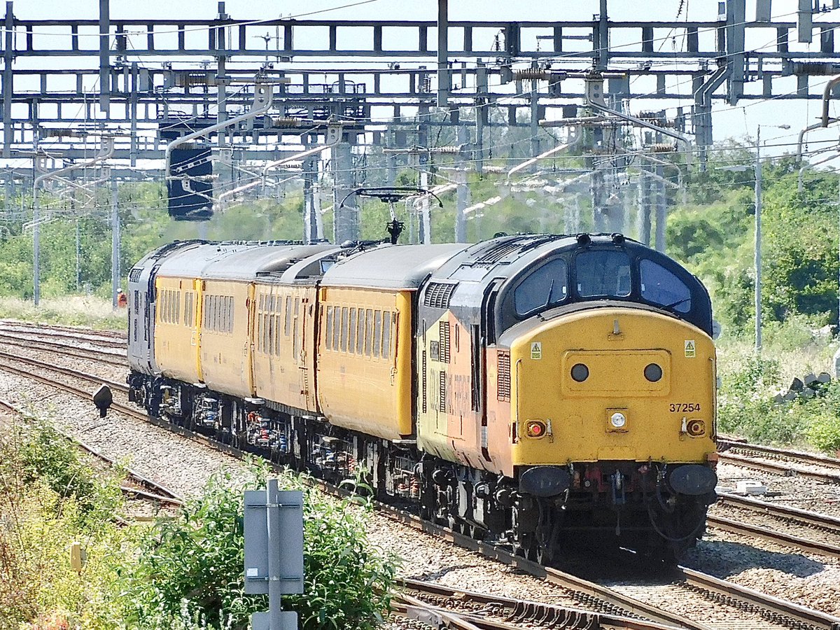 For #TractorThursday   37612 and 37254 approach Swindon with yesterday’s 1Q18 Derby R.T.C.(Network Rail) to Bristol Kingsland Road. @ColasRailUK @C37LG @TheGrowlerGroup