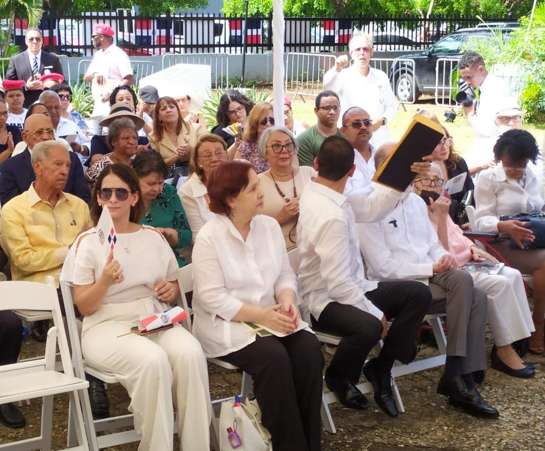 MCarinaSotoA's tweet photo. Honrar, honra

Homenaje a la Raza Inmortal, Héroes de las expediciones del 14 y 20 de junio de 1959

Desde Cuba a la gloria 198 expedicionarios, 22 eran cubanos.

Aquí reposan los restos de 20 compatriotas, unos cayeron combatiendo, otros asesinados vilmente por la dictadura. https://t.co/S2Artrk5AE