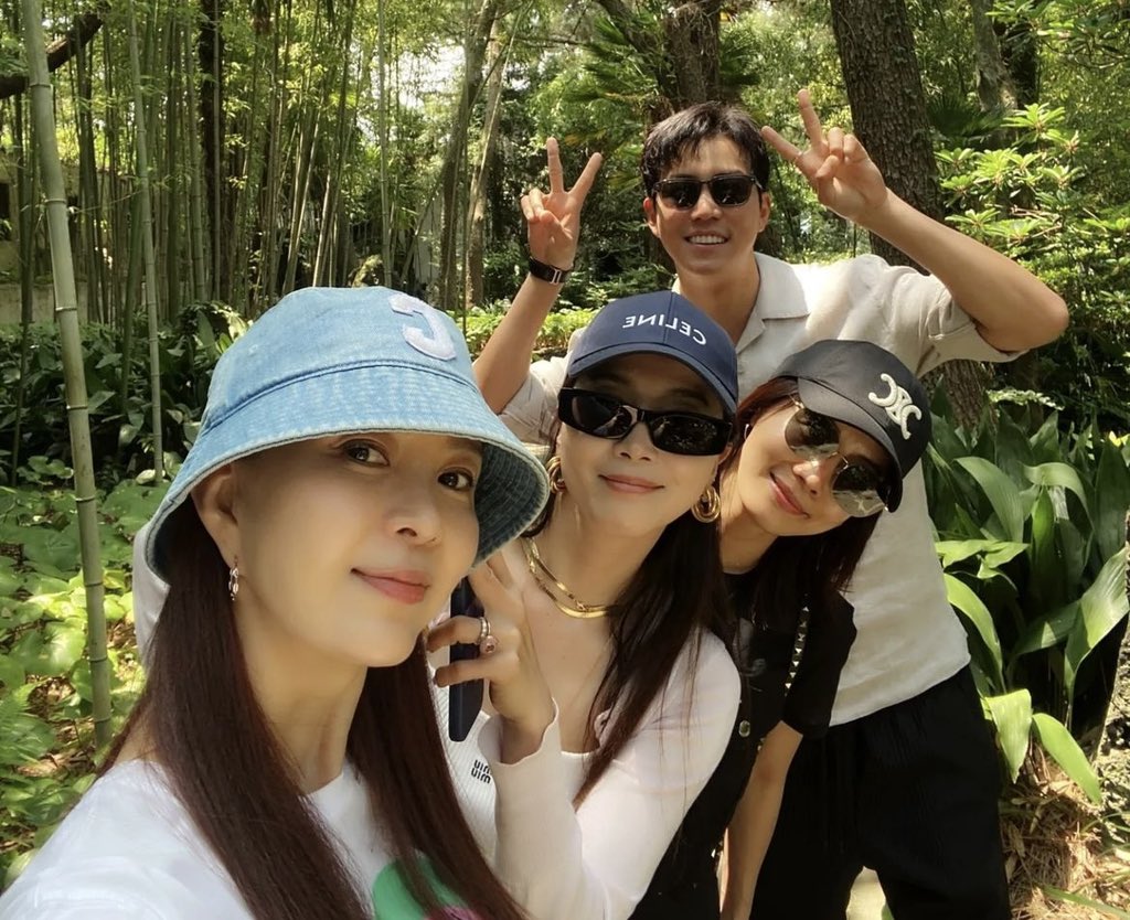 ohyagallery's tweet photo. พบกลุ่มเพื่อนหนุ่มสาว
ไปทัศนศึกษาที่เกาะเซจูค่ะ 😍😅🤣
#คิมซอนอา #โอยุนอา #ชินอึนจอง #ยูซอน https://t.co/dCN9dKaO4N