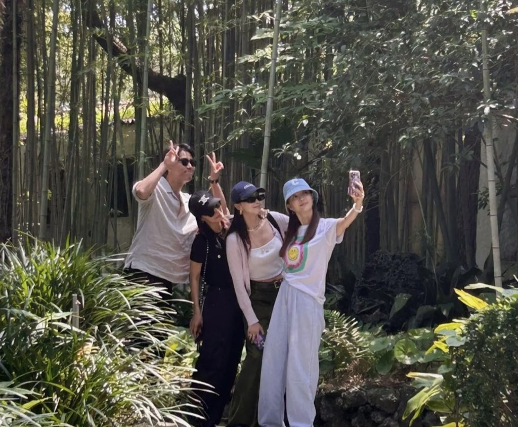 ohyagallery's tweet photo. พบกลุ่มเพื่อนหนุ่มสาว
ไปทัศนศึกษาที่เกาะเซจูค่ะ 😍😅🤣
#คิมซอนอา #โอยุนอา #ชินอึนจอง #ยูซอน https://t.co/dCN9dKaO4N