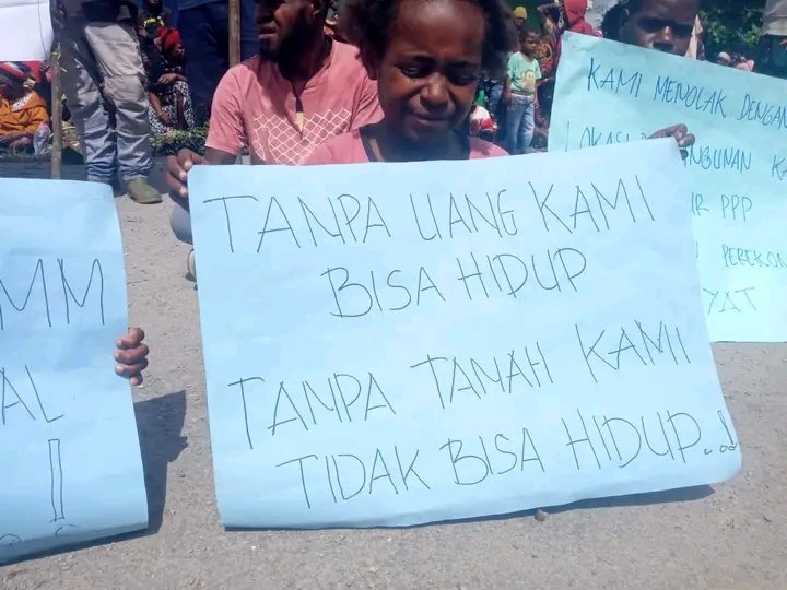 sama_sehend's tweet photo. Hari ini kamis,15 Juni 2023 pukul 11:30 WIT. Ribuan masyarakat yang tergabung dalam Aliansi Masyarakat peduli Tanah Adat. Di Wamena datang ke kantor DPRD untuk menolak rencana pembangunan kantor gubernur. Mohon advokasi @KomnasHAM https://t.co/UBMo6xyNI7