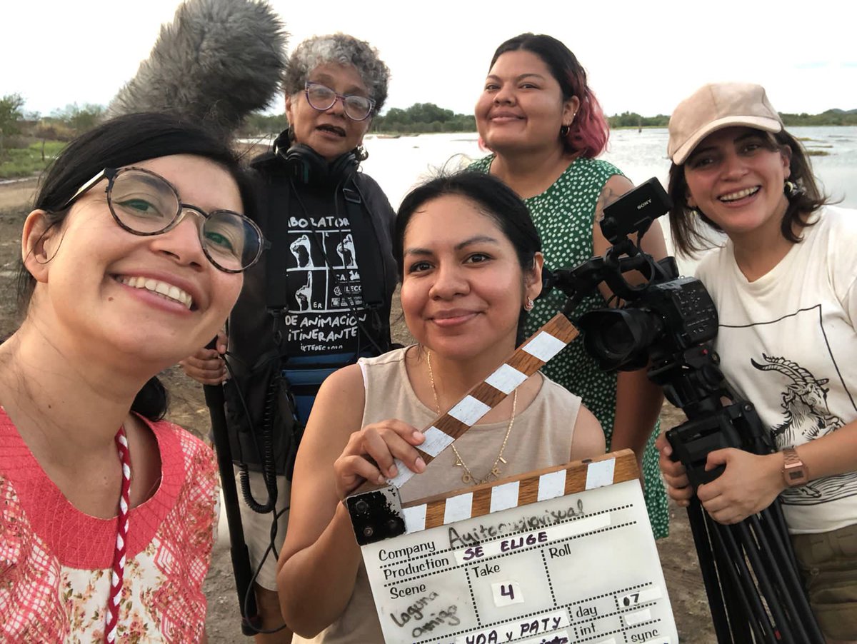 Hacemos cine entre nosotras y para ser nosotras las que contemos las historias que nos atraviesan. Vamos a  hacer florecer el jardín en el que nos reconocemos creativas y creadoras 💜 Todo un mar que se desborda🌊
Ni racala’dxe’ 
#seelige #mujeresenelcine