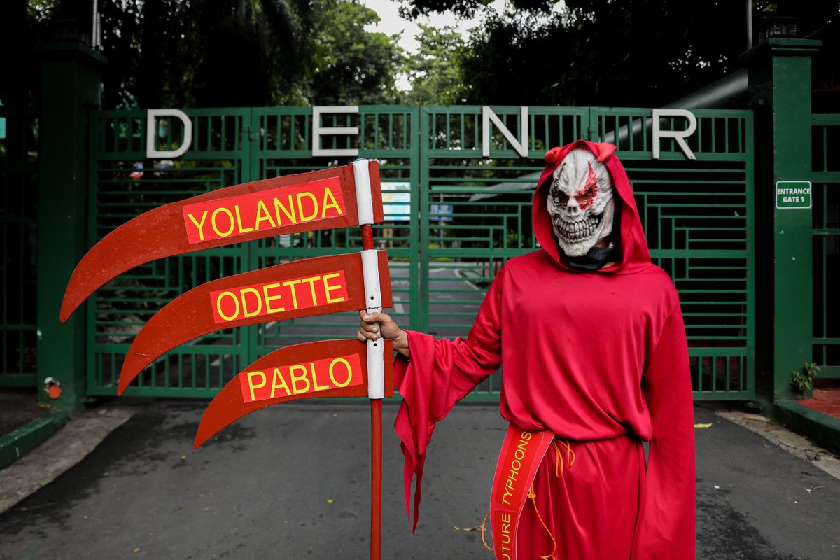 gpph's tweet photo. Greenpeace, mocking Shell Pilipinas, handed @DENROfficial a satirical Certificate of Extreme Gratitude, and an "oil"-smeared bouquet. The Grim Reaper's scythe shows typhoons that devastated the country in a climate crisis.

DENR, #ClimateJusticeNow!

📷 Basilio Sepe/Greenpeace https://t.co/ytK3FAfp6R