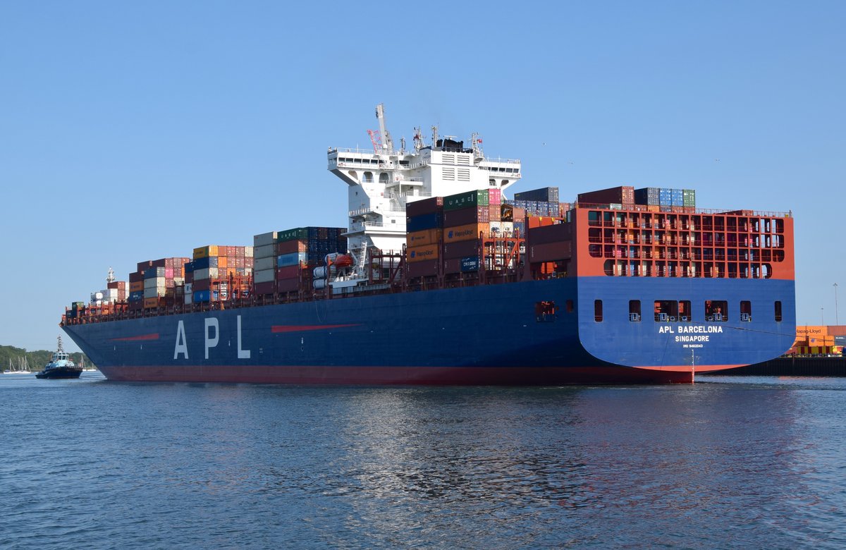 APL Barcelona built 2012 about to sail from the Port of Southampton with the assistance of Svitzer Lomax. @ABPSouthampton #ContainerShip #ContainerShips #APLBarcelona #Svitzer #ShipsInPics #MaritimePhotography #Shipspotting #Ships #Schiffe #PortOfSouthampton #Southampton #Solent