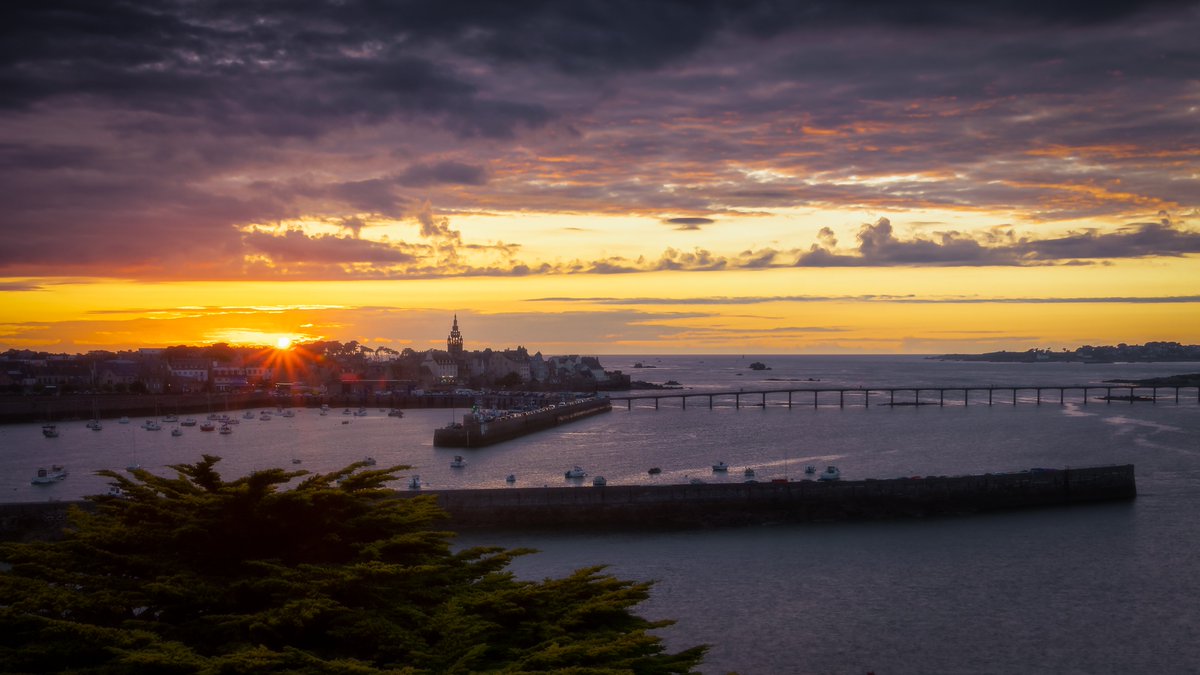 🇫🇷 Quand le jour se termine de façon spectaculaire sur Roscoff

🇬🇧 When the day ends in a dramatic way over Roscoff