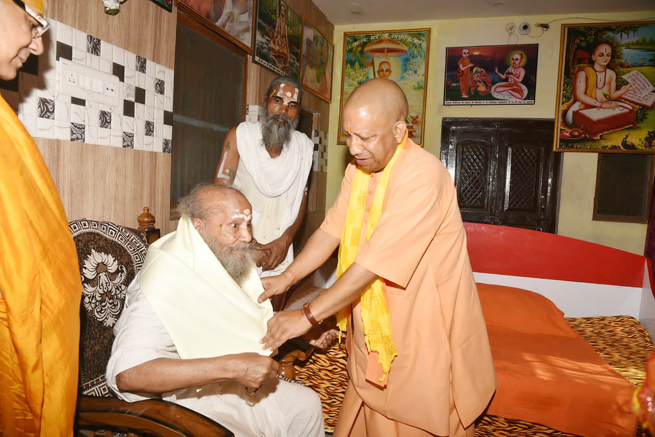 CM Yogi in Ayodhya: मुख्‍यमंत्री योगी ने संतों से की मुलाकात, जाना हालचाल
