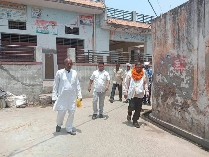 गली गली में शोर है ,
EVM मशीन चोर है!
#IndiaBole_BanEvm