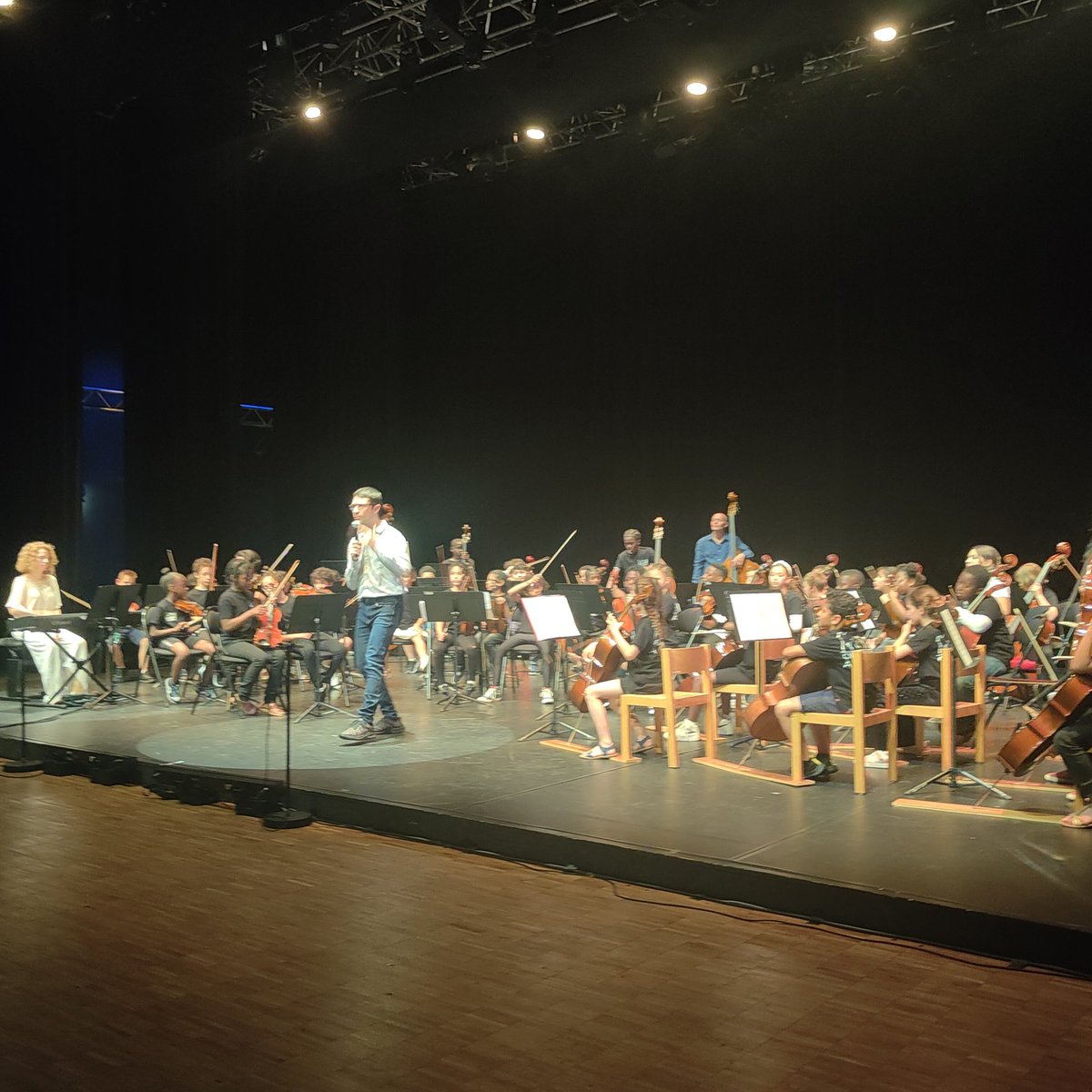 Jessicalemaitr3's tweet photo. #orchestrealecole, encore un magnifique spectacle des 3 classes de l école Michelet de @JuvisyOfficiel.@acversailles #circoviry https://t.co/ImXAMBfDfq