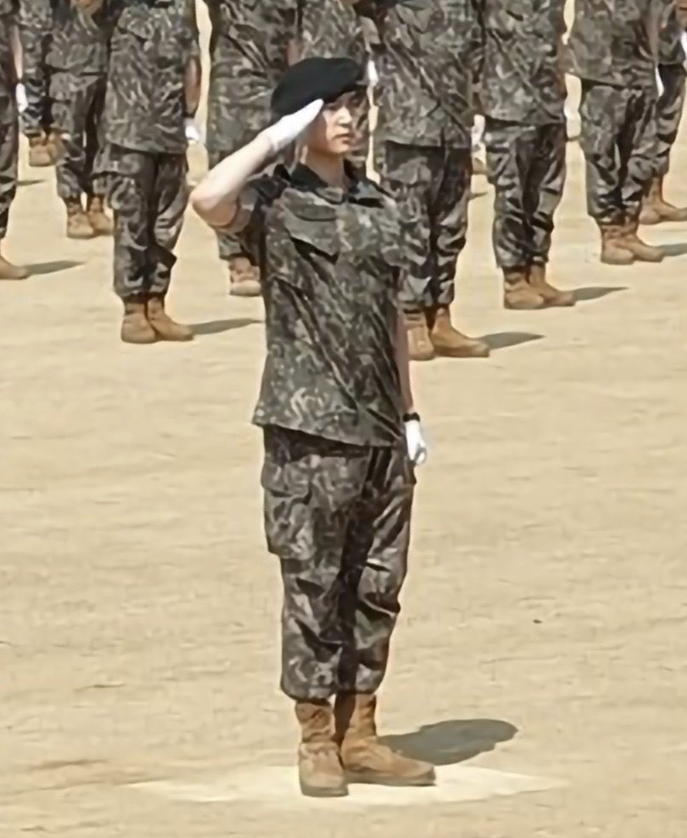 พลทหารน้องจินยองยืนข้างหน้าเลยย คนเก่งง😭😭😭😭😭