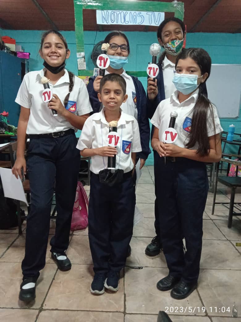 yraniaort's tweet photo. CDCE MUNICIPIO PLAZA, RED TERRITORIAL 06/173 TRAPICHITO, EN LA UEP JOSÉ RAFAEL POCATERRA  LOS ESTUDIANTES DE 6TO GRADO UTILIZAN LA TECNOLOGÍA Y LOS MEDIOS DE COMUNICACIÓN PARA FORTALECER NUESTROS CONOCIMIENTOS, USO DEL RECICLAJE ♻️ REPRESENTANDO MEDIOS DE COMUNICACIÓN. https://t.co/fdnp8SDWuO