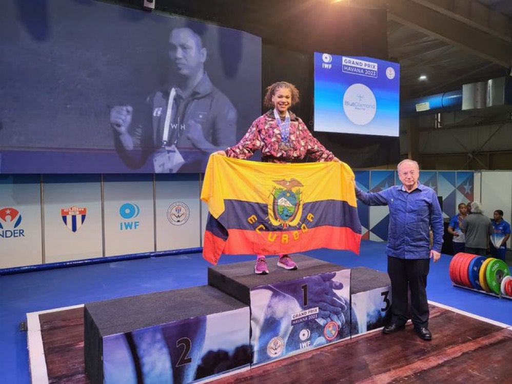 LassoGuillermo's tweet photo. Mujer fuerte, disciplinada y valiente, Angie Palacios Dajomes, hoy nos das a los ecuatorianos una gran noticia que nos llena de orgullo el corazón, ¡medalla de oro! y ¡Récord Mundial en 121kg! 
Gracias por tu entrega y sacrificio, felicitaciones por este magnífico logro. 

#OrgulloAngiePalacios 🇪🇨