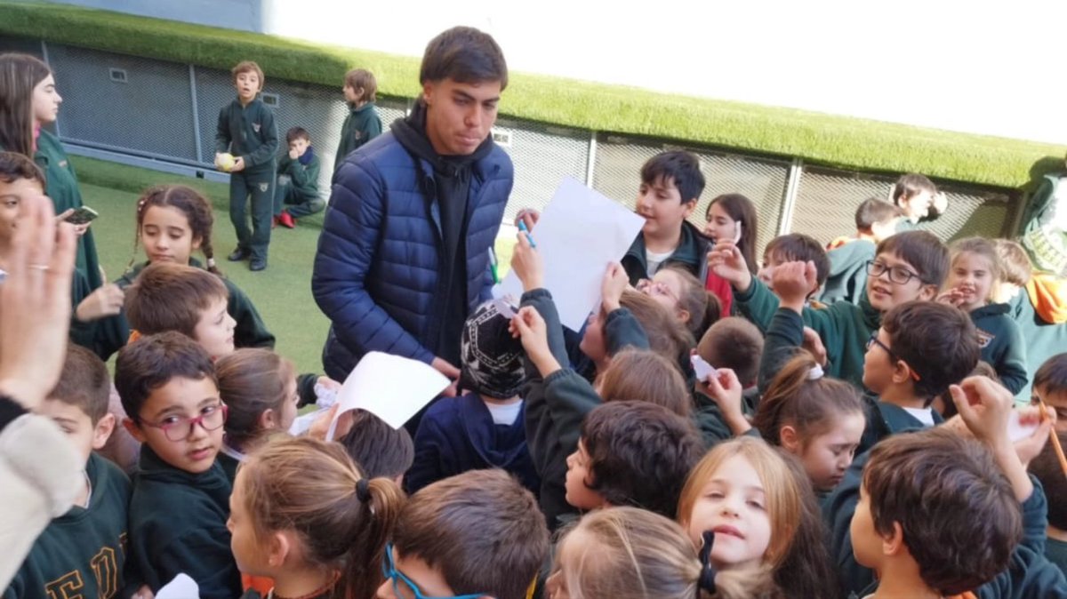 Inst_EDUSchool's tweet photo. Hoy nos visitó Facundo Machado, golero del Seleccionado Sub 20, consagrado hace unos días como Campeón Mundial. 
Tanto Facundo , como su hermano, son estudiantes de la Lic. en Educación Física de UDE.
Esto nos demuestra que se puede estudiar y  hacer deporte a la vez. https://t.co/OGKjTp69bv