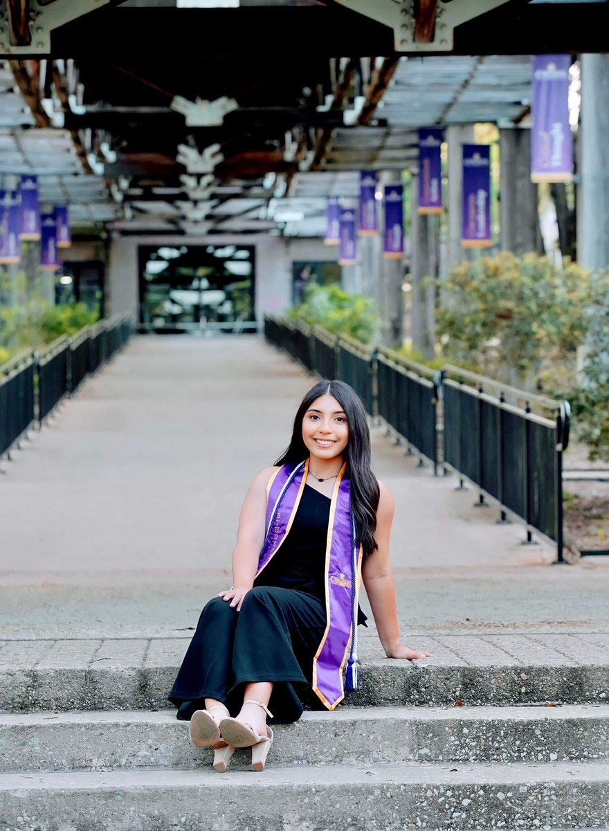 amayarguerrero's tweet photo. Late graduation post! 🤍 #bachelors #ctxgrad https://t.co/GuJJZGNdhc