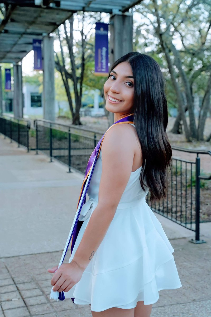 amayarguerrero's tweet photo. Late graduation post! 🤍 #bachelors #ctxgrad https://t.co/GuJJZGNdhc