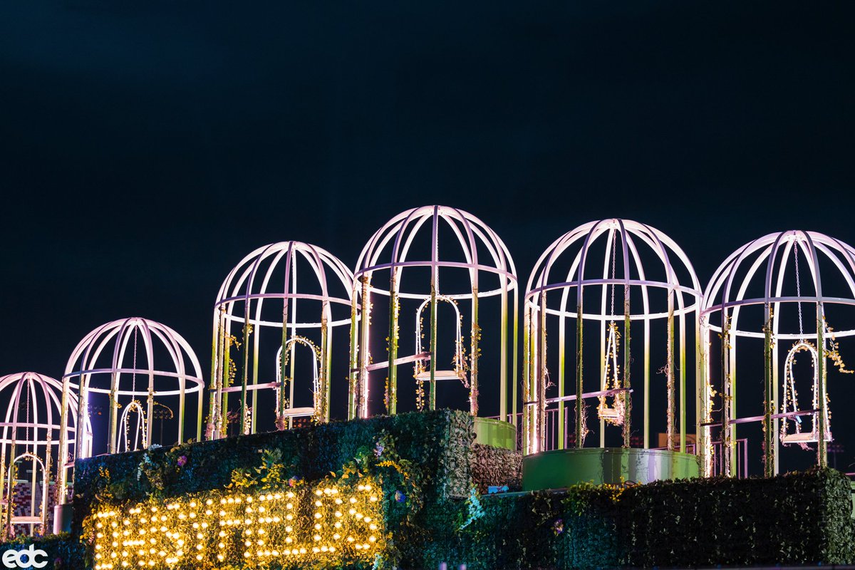 EDC_LasVegas's tweet photo. Did you discover our brand-new area, #DaisyFields? 🌼🍃 A magical meadow with an intimate stage that leads to The Garden, where you can chill out or make new friends.✨ https://t.co/WtltMNL5qS
