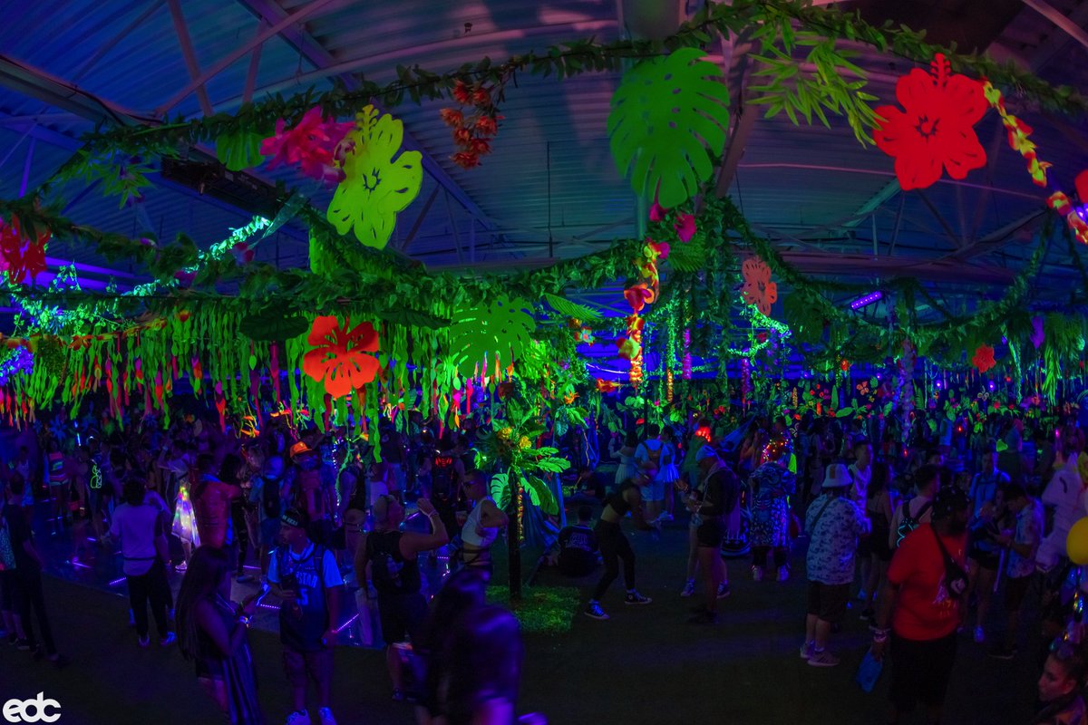 EDC_LasVegas's tweet photo. Did you discover our brand-new area, #DaisyFields? 🌼🍃 A magical meadow with an intimate stage that leads to The Garden, where you can chill out or make new friends.✨ https://t.co/WtltMNL5qS
