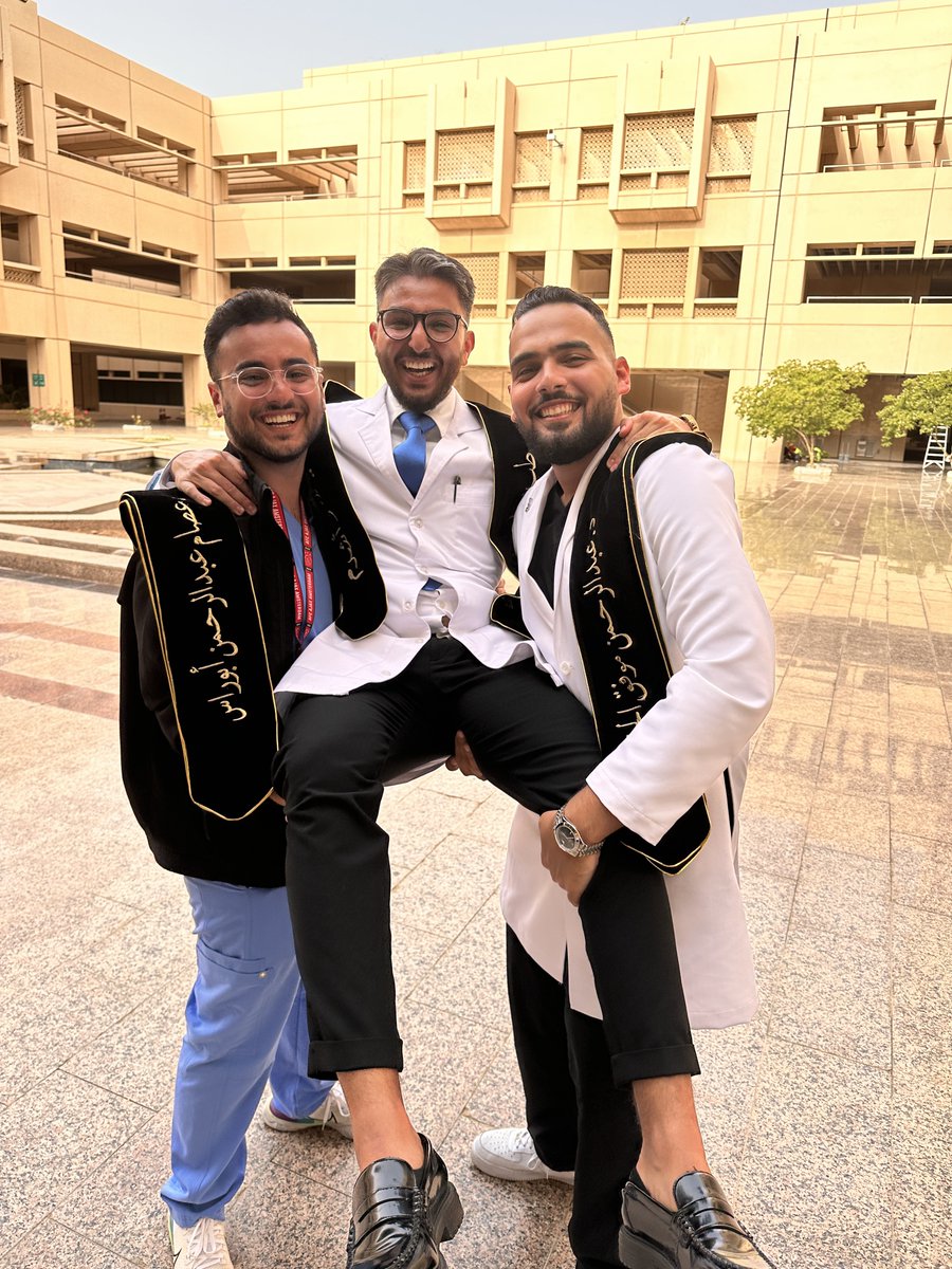 الحمد لله الذي يسر و أعان ووفق❤️

بفضل الله وتوفيقه اولاً ثم بدعم عائلتي و اصدقائي الله يسعدهم جميعًا❤️ تم تخرجي من كلية الطب و الجراحه، اللهم اجعلني دائماً مصدر فخر لهم و محل ثِقَة

اللهم اجعل الطب شفيعاً لي يوم تسألني عن شبابي فيما أفنيته .. ❤️