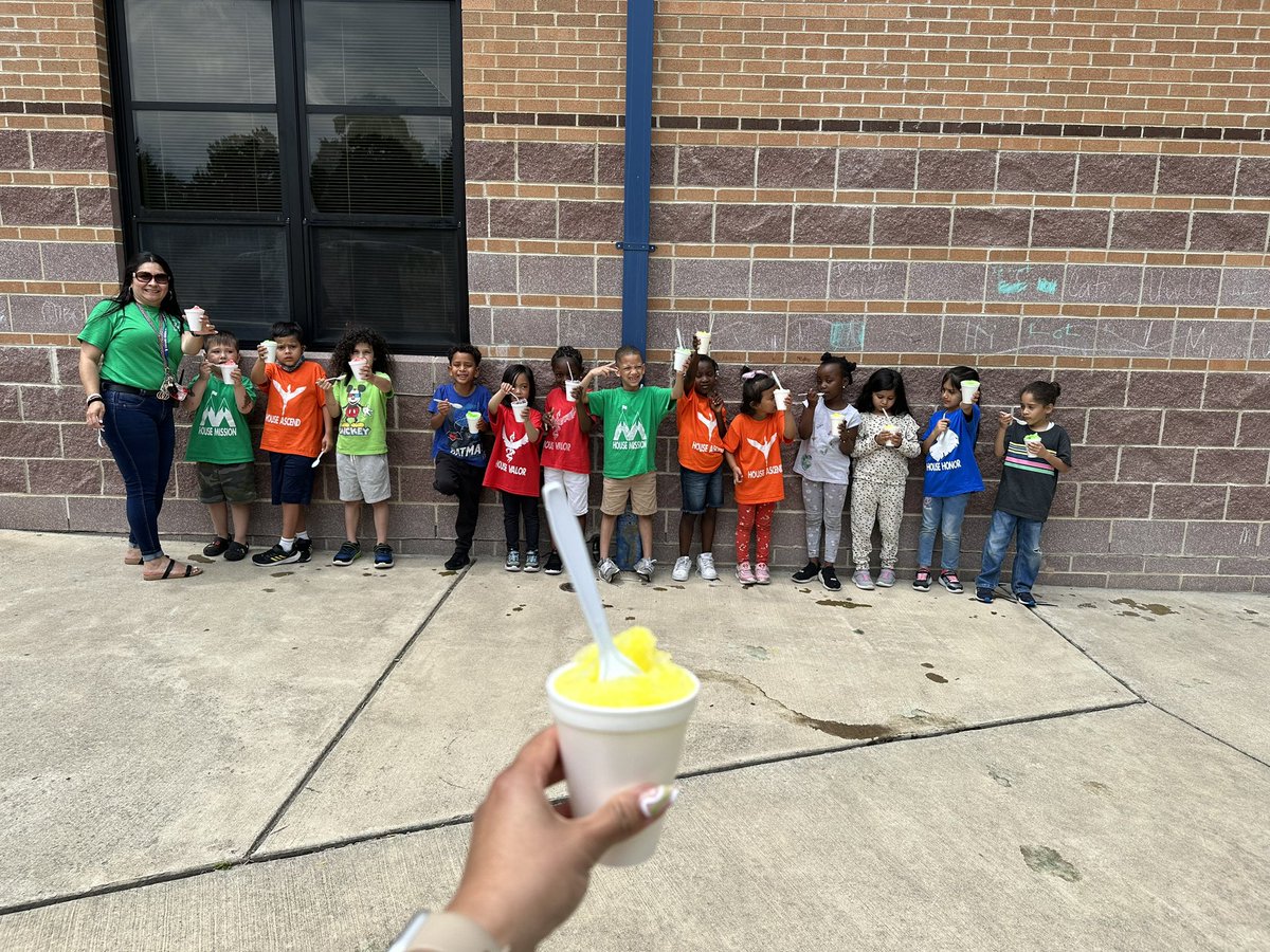 SLacorbiniere's tweet photo. Snow cones on the last full day of school? Sign us up!!!! #thankyou #summer #kindersquad #lovebugs #firstgraders #eoy #snowballdmv #neworleansnowballdmv https://t.co/xLq1SMX3mt