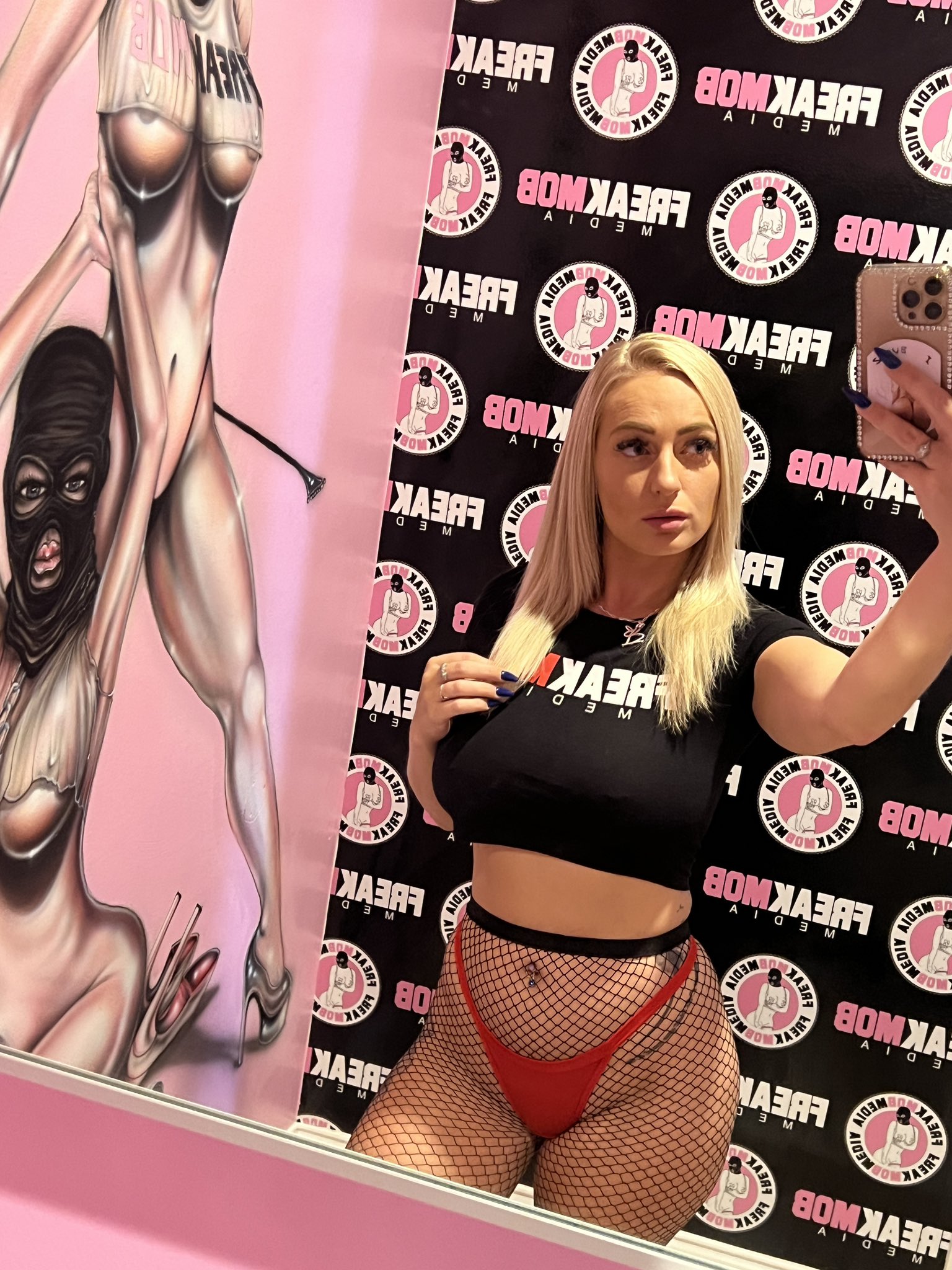 ELANA BUNNZ on X: On set for @FREAKMobMedia 👅 how many dicks do you think  I'm taking today ? t.coaNgOnp014C  X