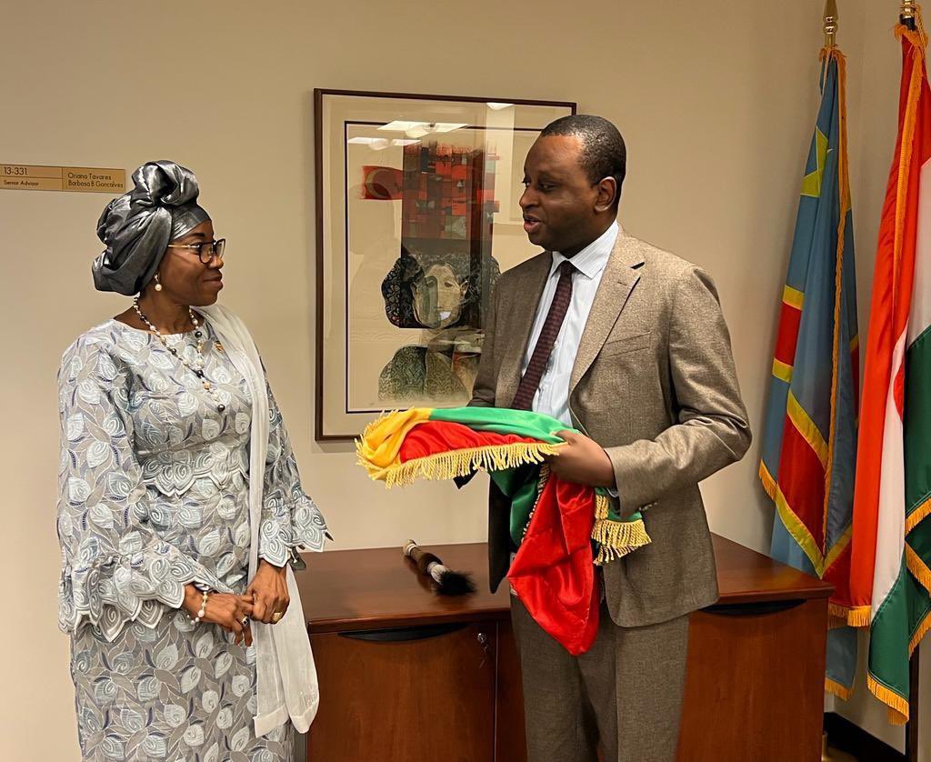 Yesterday afternoon, I met with HE Ms. Kaba Fatoumata Sidibe, Ambassador of #Guinea to the USA. 

She handed over to me the country’s national flag. 

I reaffirmed the commitment of my Office to strengthen the strategic partnership between @WorldBank Group and Guinea.