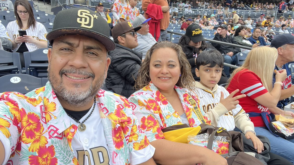LeoLugo3's tweet photo. #bringthegold Go Padres!! https://t.co/a0grNPhpmC