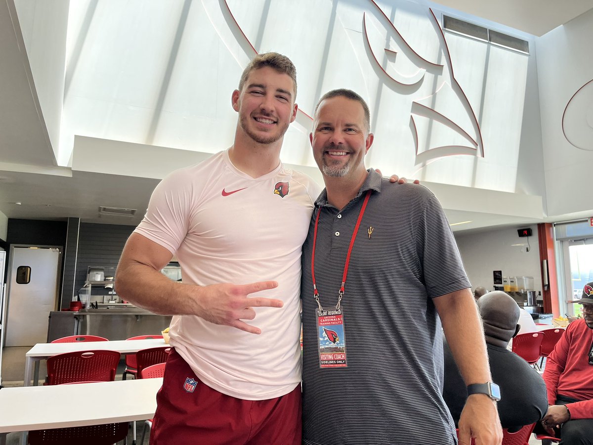 ZakHill10's tweet photo. Had a fun day at the Arizona Cardinals facility and great to see @kyle_soelle @Saguaro_HS @saguarofootball alum. Got to see a practice and sit through some coaches meetings. Thanks to @CoachKAdamsOL and @CoachRod_FB for the invite and opportunity! #KeepLearning #SagU 🌵🔥 https://t.co/yqWsFovuEr
