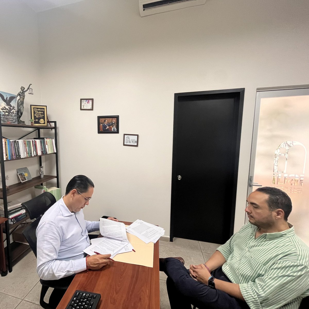 AlfredoCorona's tweet image. ¡Buenas tardes! 

Les saludamos desde el #IVAI. Este día revisamos los expedientes y resoluciones para continuar sirviendo a la ciudadanía veracruzana.