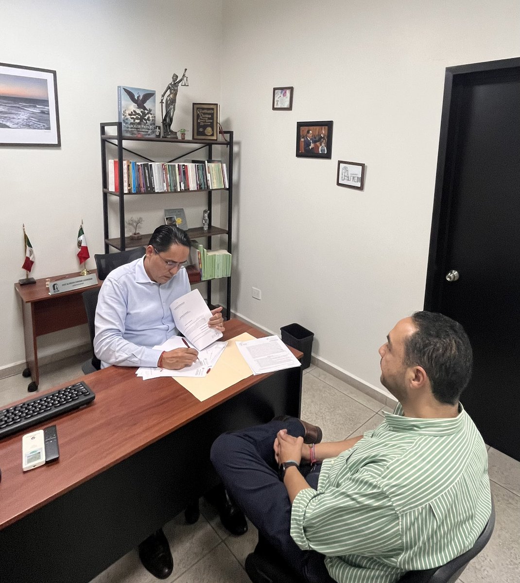 AlfredoCorona's tweet image. ¡Buenas tardes! 

Les saludamos desde el #IVAI. Este día revisamos los expedientes y resoluciones para continuar sirviendo a la ciudadanía veracruzana.